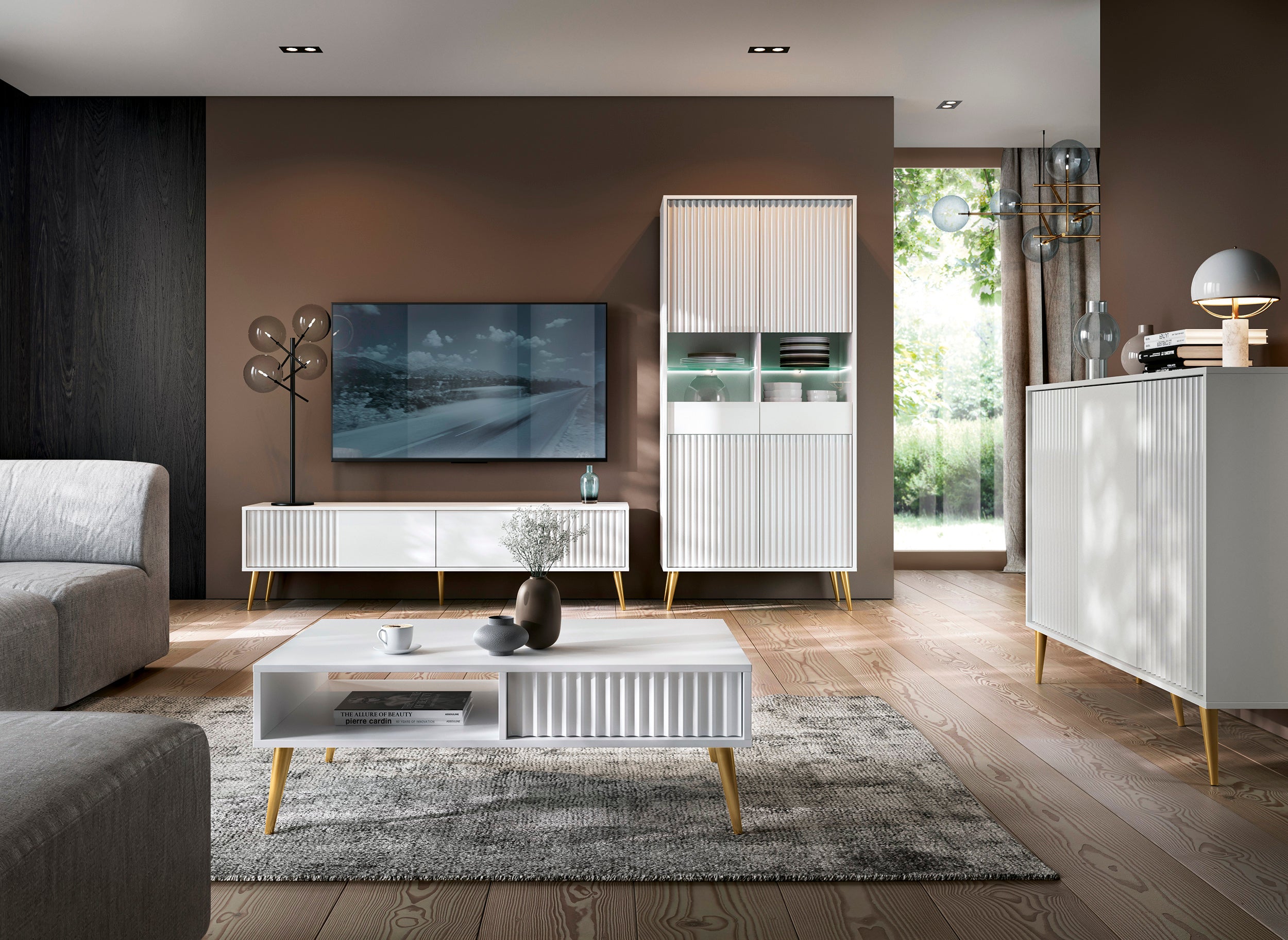 Svetainės baldų komplektas „Barcelona“ – komoda, TV staliukas ir vitrina su stiklo durelėmis, modernus dizainas su vertikalių linijų raštu ir metalinėmis kojomis