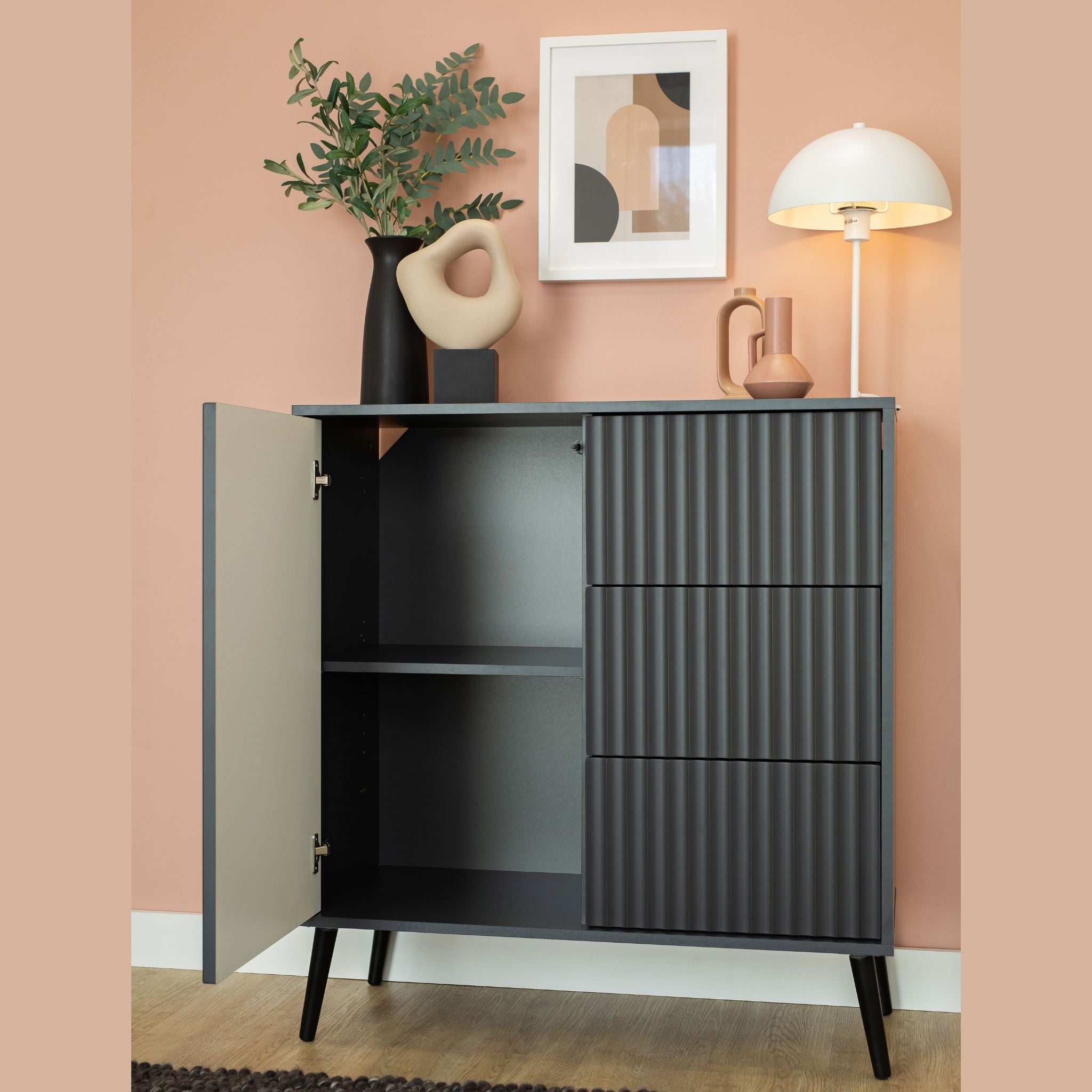 Komoda „Barcelona“ 1D3S – moderni komoda su viena durelių sekcija ir trimis stalčiais, vertikalių linijų raštas, metalinės kojos