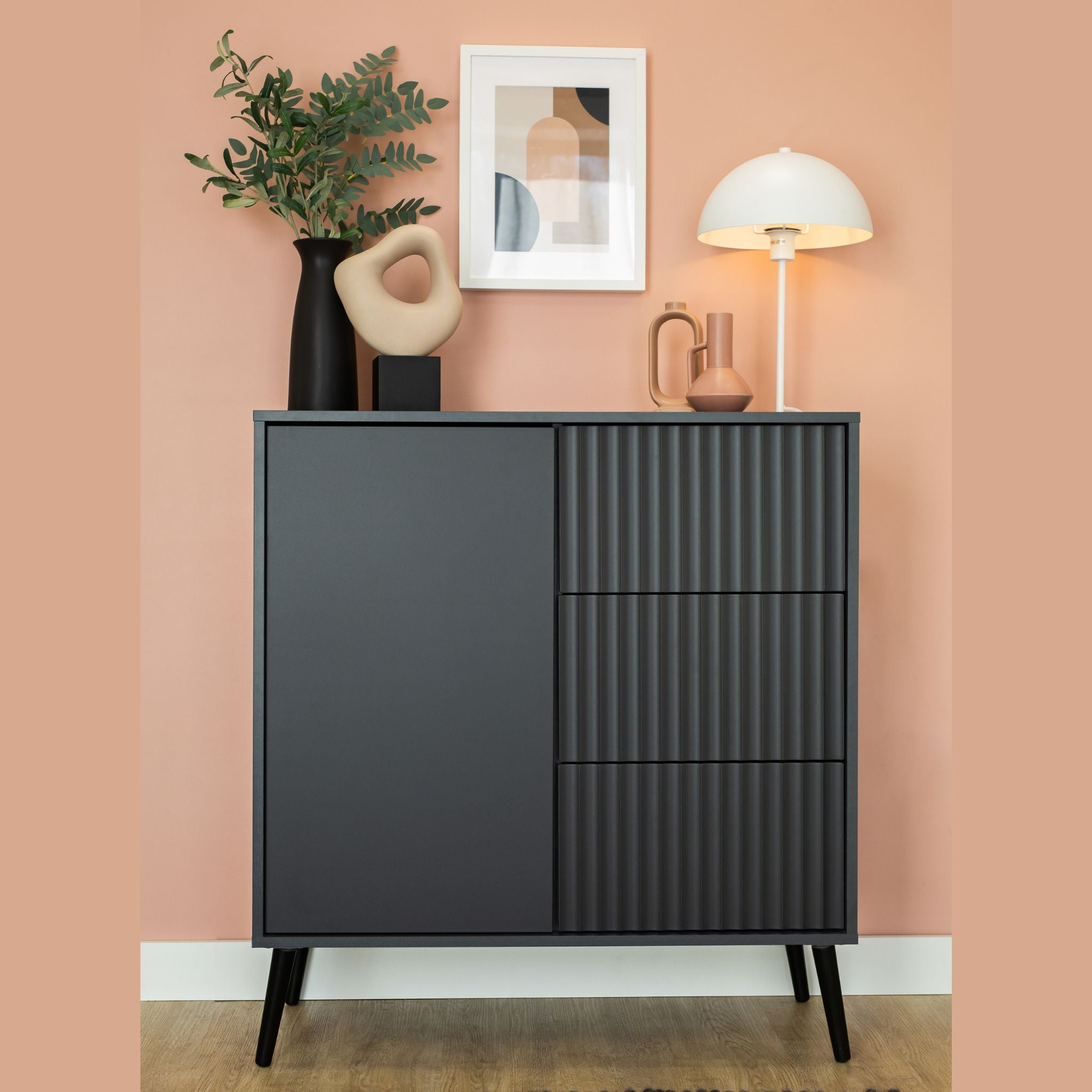 Komoda „Barcelona“ 1D3S – moderni komoda su viena durelių sekcija ir trimis stalčiais, vertikalių linijų raštas, metalinės kojos