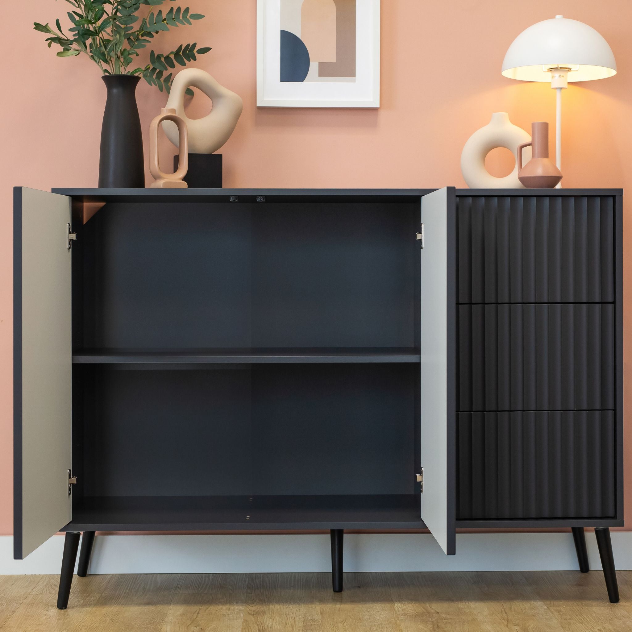 Juoda komoda Barcelona 2D3S moderniu dizainu su metalinėmis kojomis