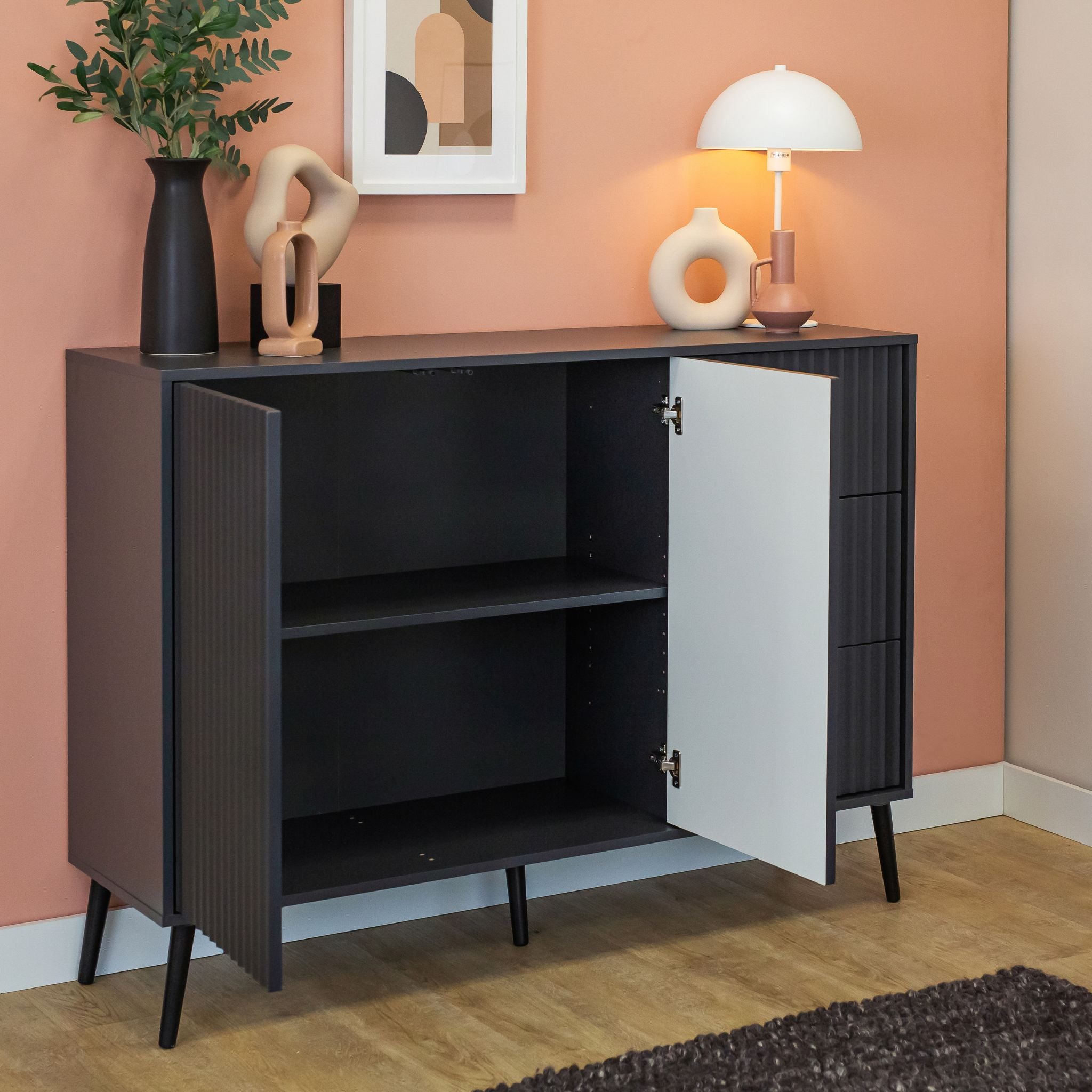 Juoda komoda Barcelona 2D3S moderniu dizainu su metalinėmis kojomis