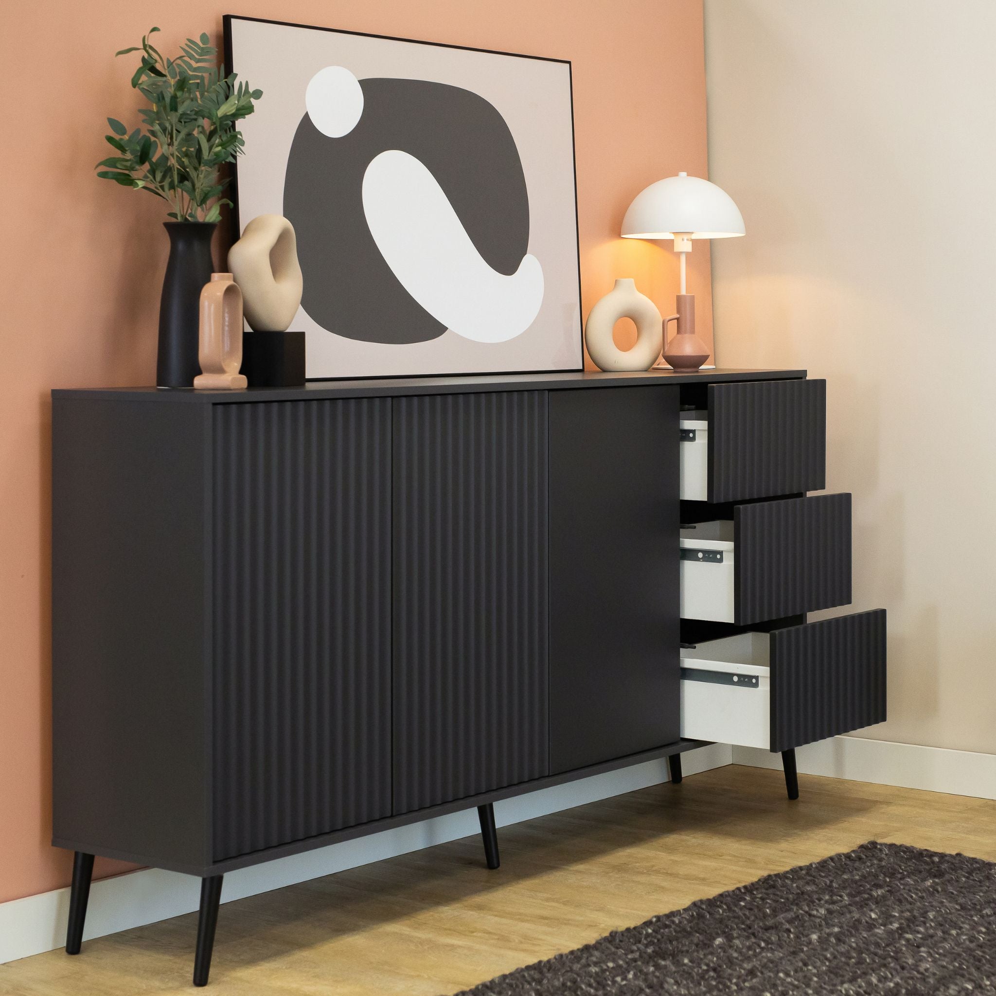 Antracito spalvos Barcelona komoda su stalčiais ir durelių sekcijomis