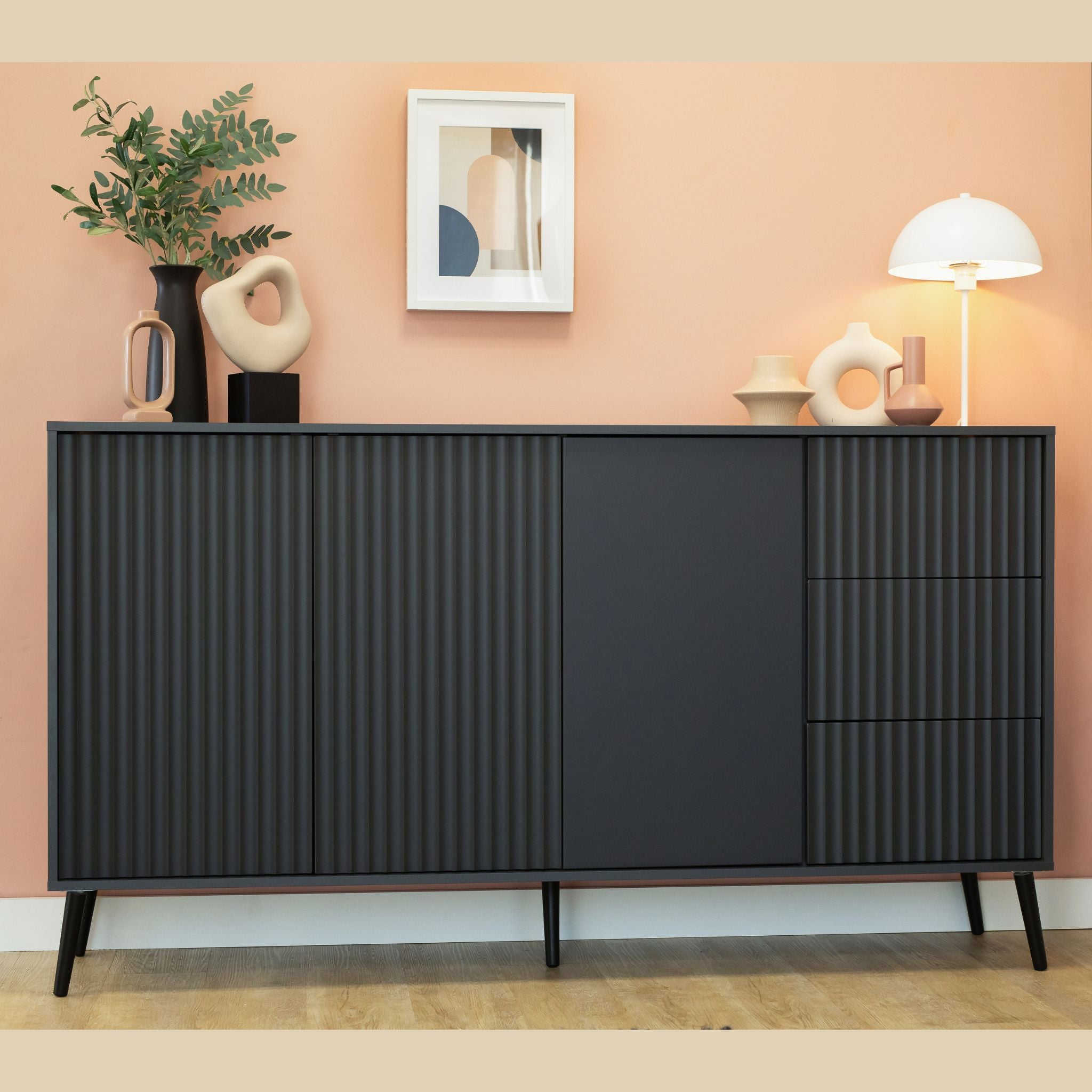 Komoda Barcelona antracito spalvos svetainės interjere