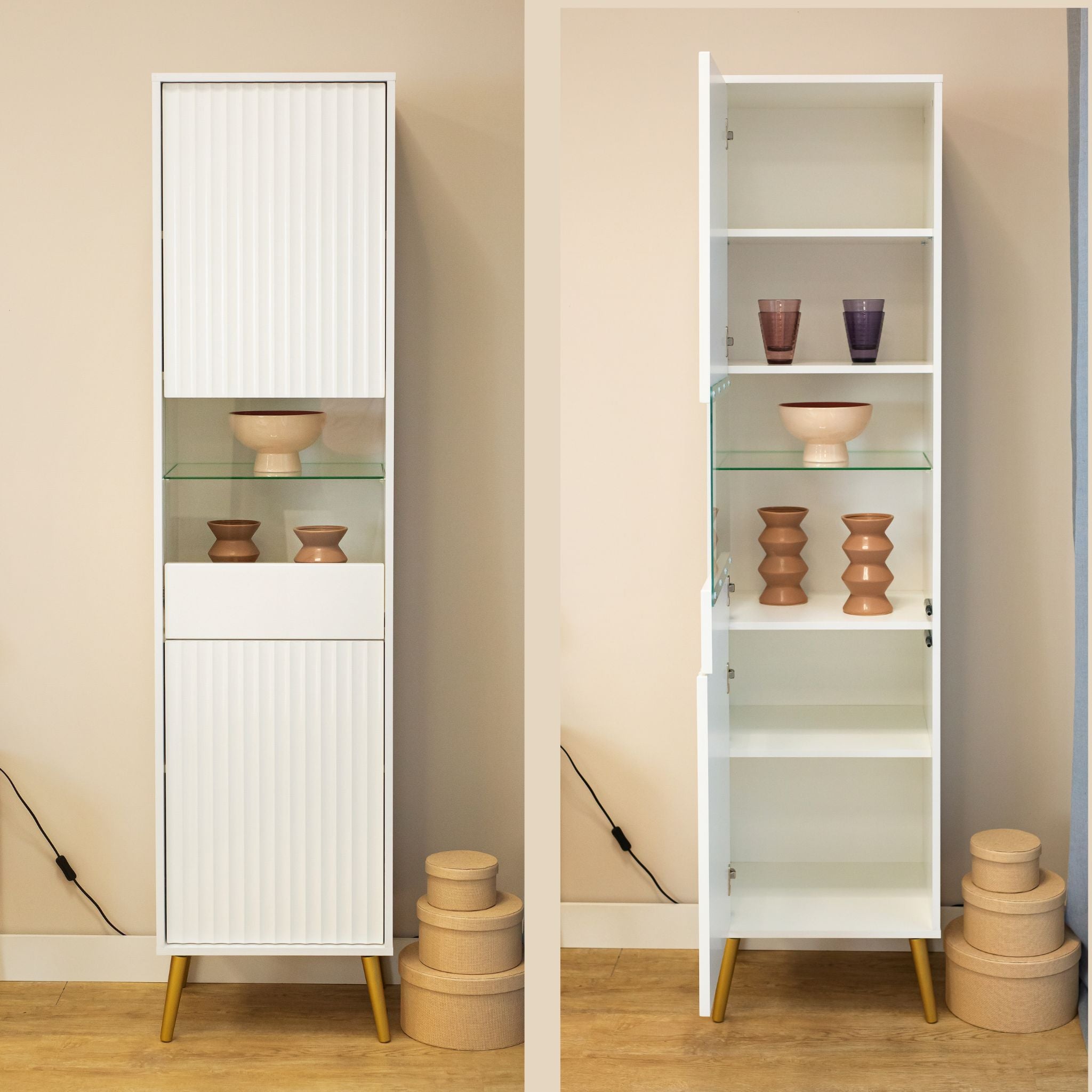 Balta vitrinos Barcelona 2D – uždaryta ir atidaryta versija su stikline dalimi ir vidinėmis lentynomis svetainėje