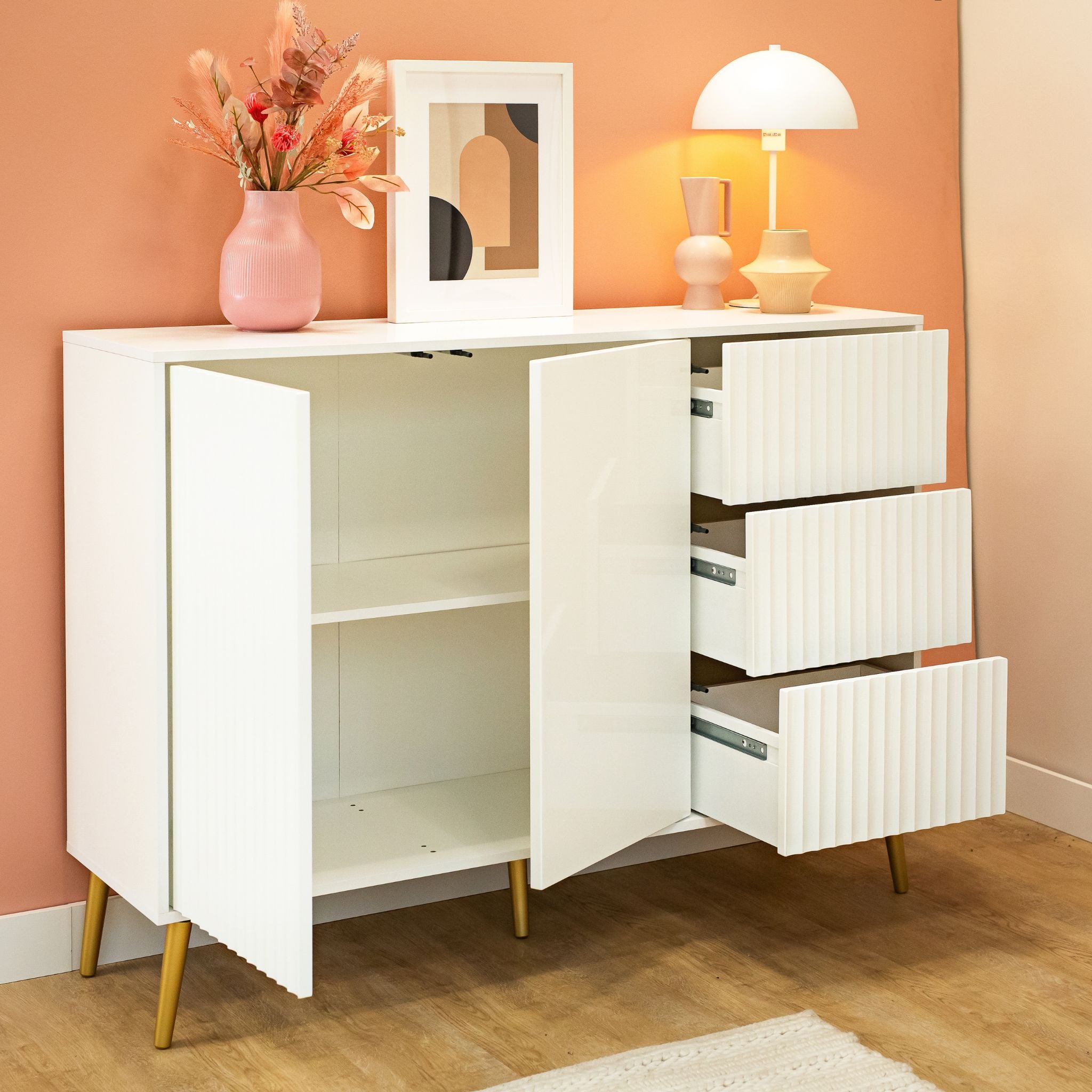 Balta komoda Barcelona 2D3S su dvejomis durelėmis ir trimis stalčiais