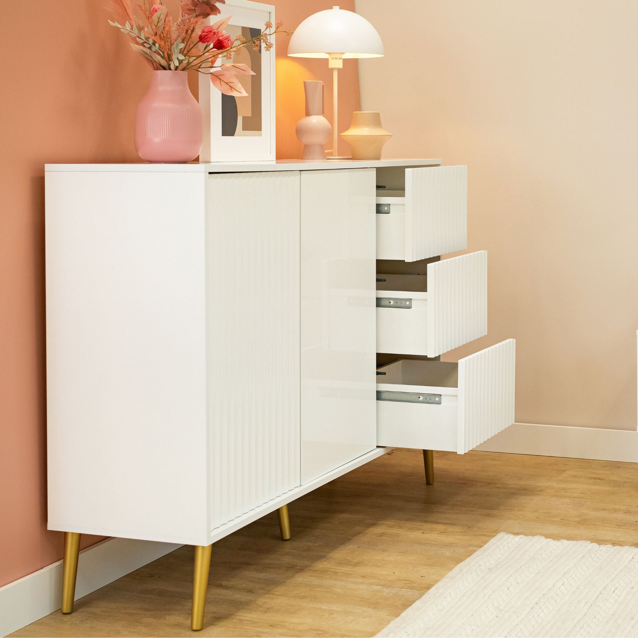 Balta komoda Barcelona 2D3S su dvejomis durelėmis ir trimis stalčiais