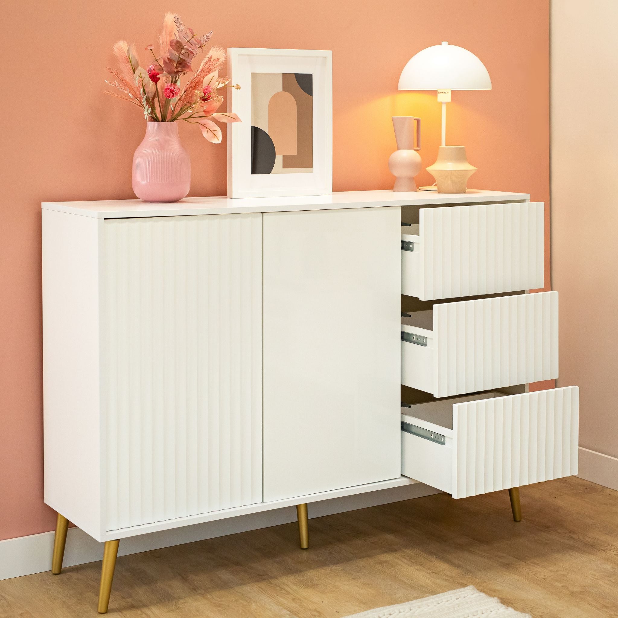 Balta komoda Barcelona 2D3S su dvejomis durelėmis ir trimis stalčiais