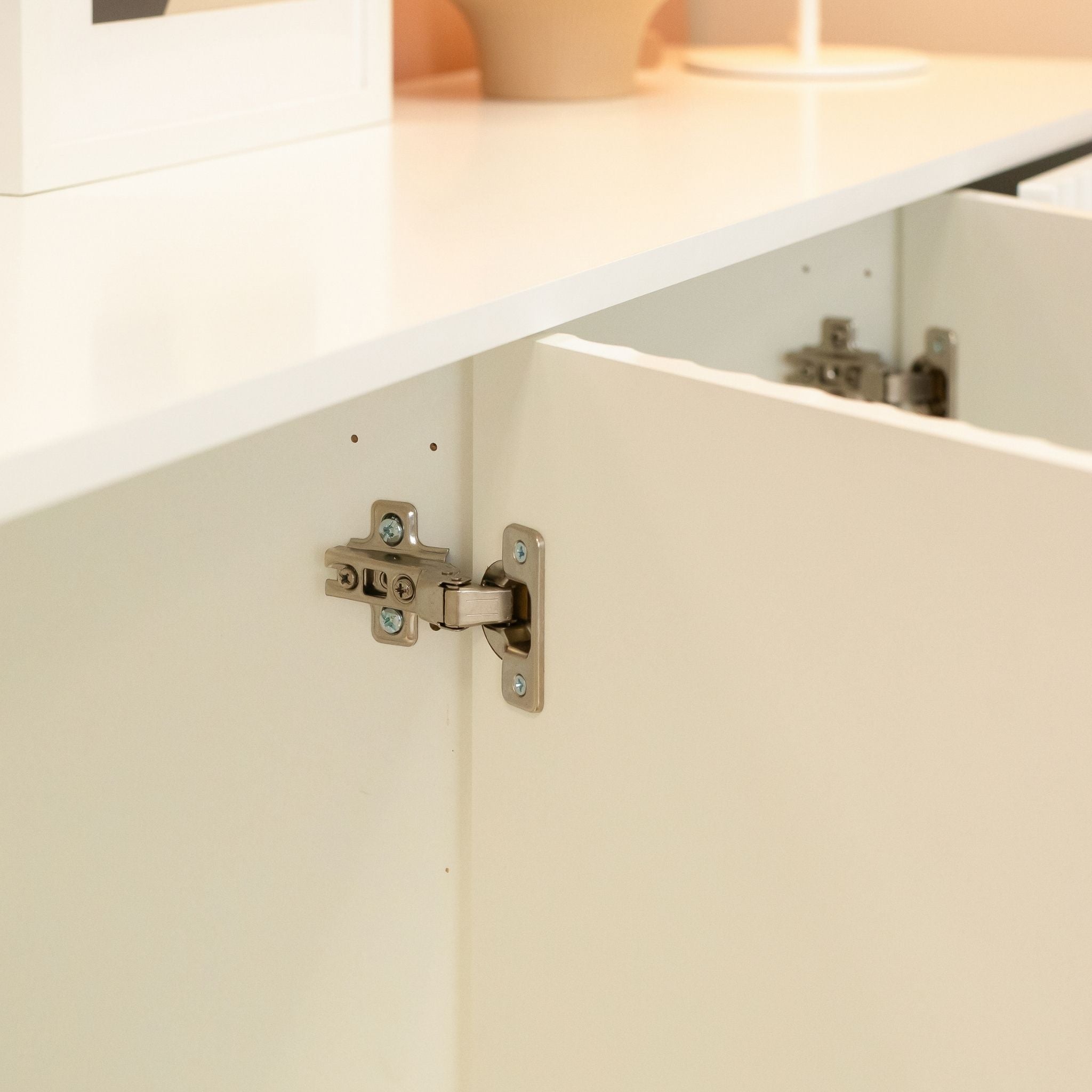 Balta komoda Barcelona 3D3S detalės