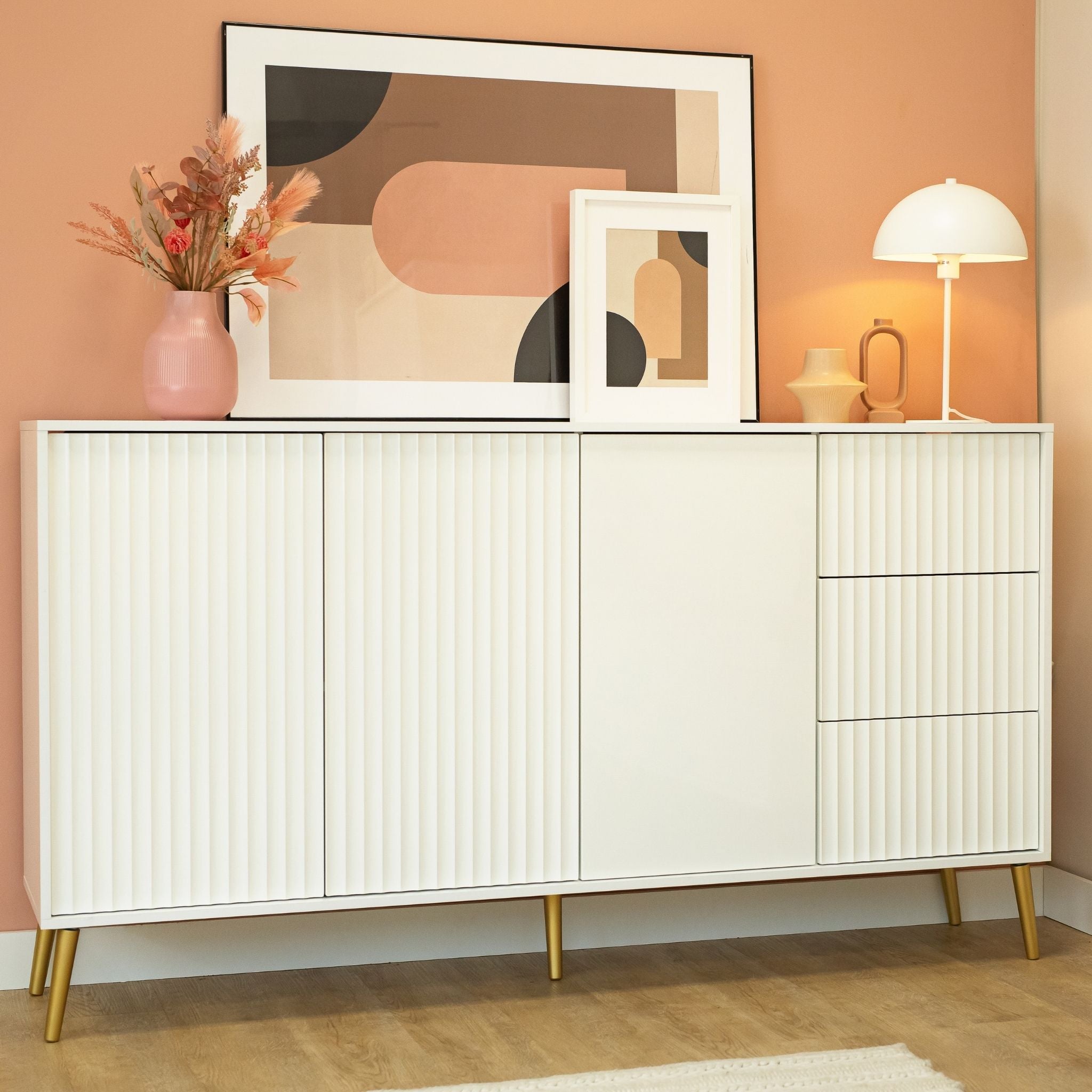 Balta komoda Barcelona 3D3S minimalistiniame svetainės interjere