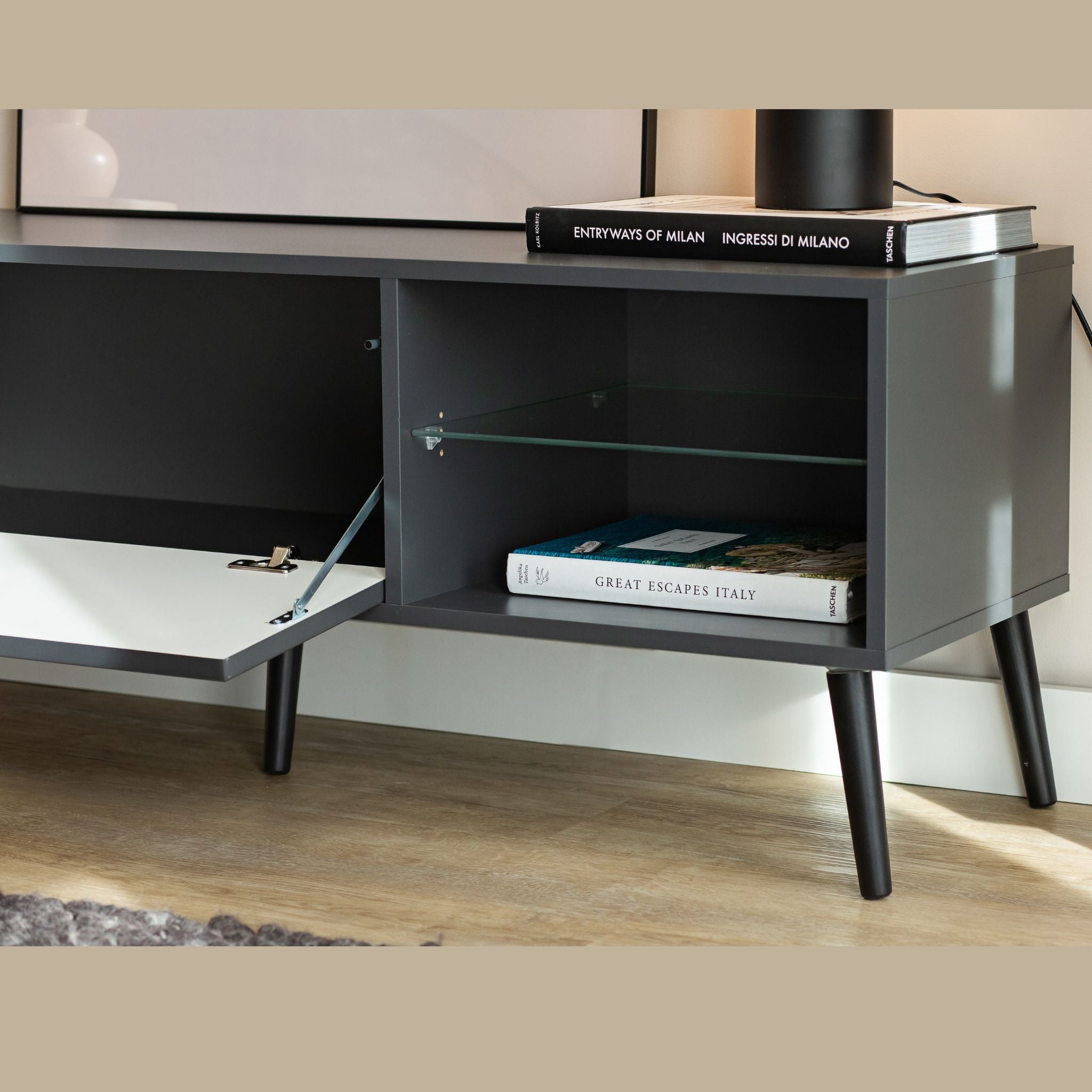 Antracito spalvos Barcelona 135 TV staliukas su stikline lentyna ir atverčiamomis durelėmis