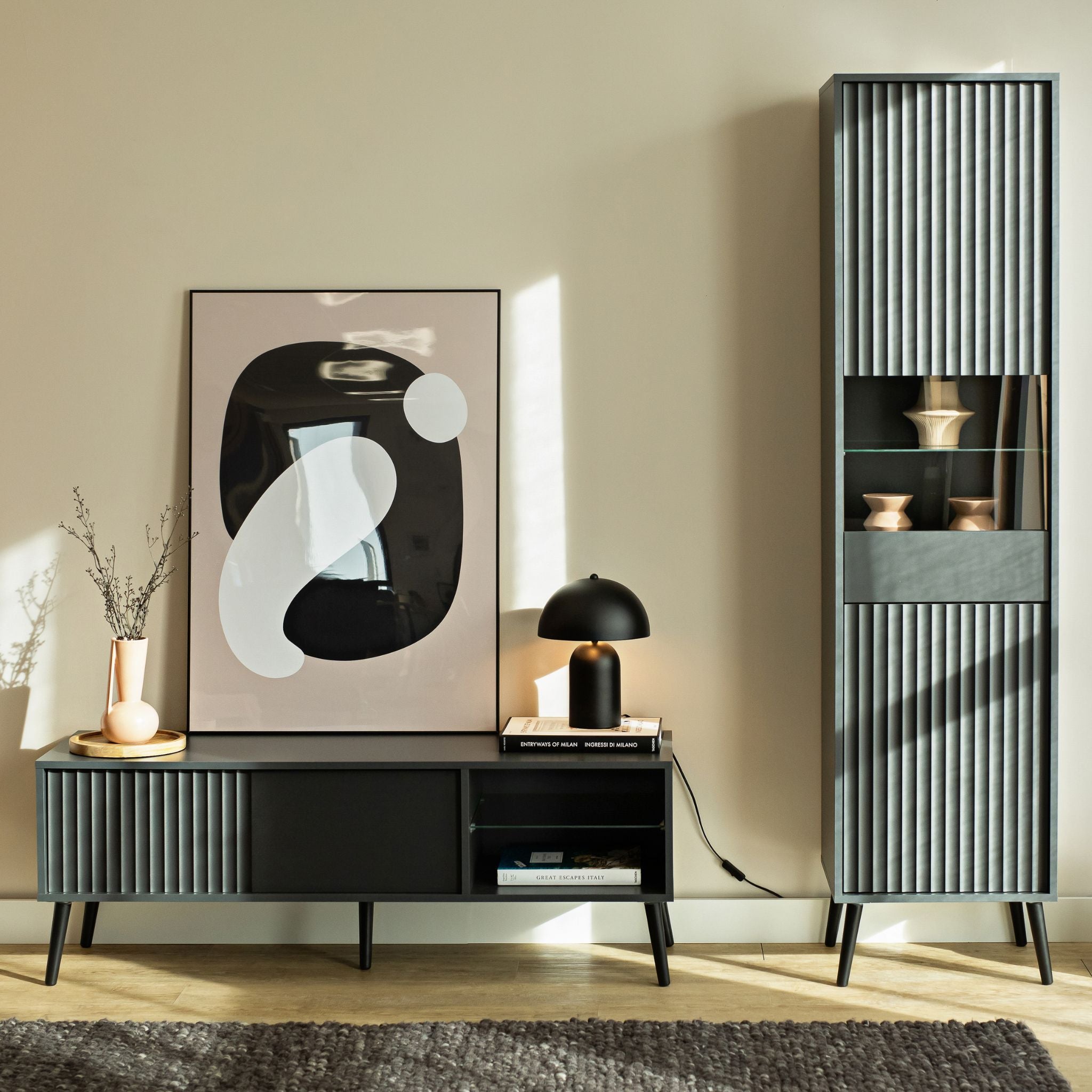 Antracito spalvos Barcelona 135 TV staliukas moderniame svetainės interjere