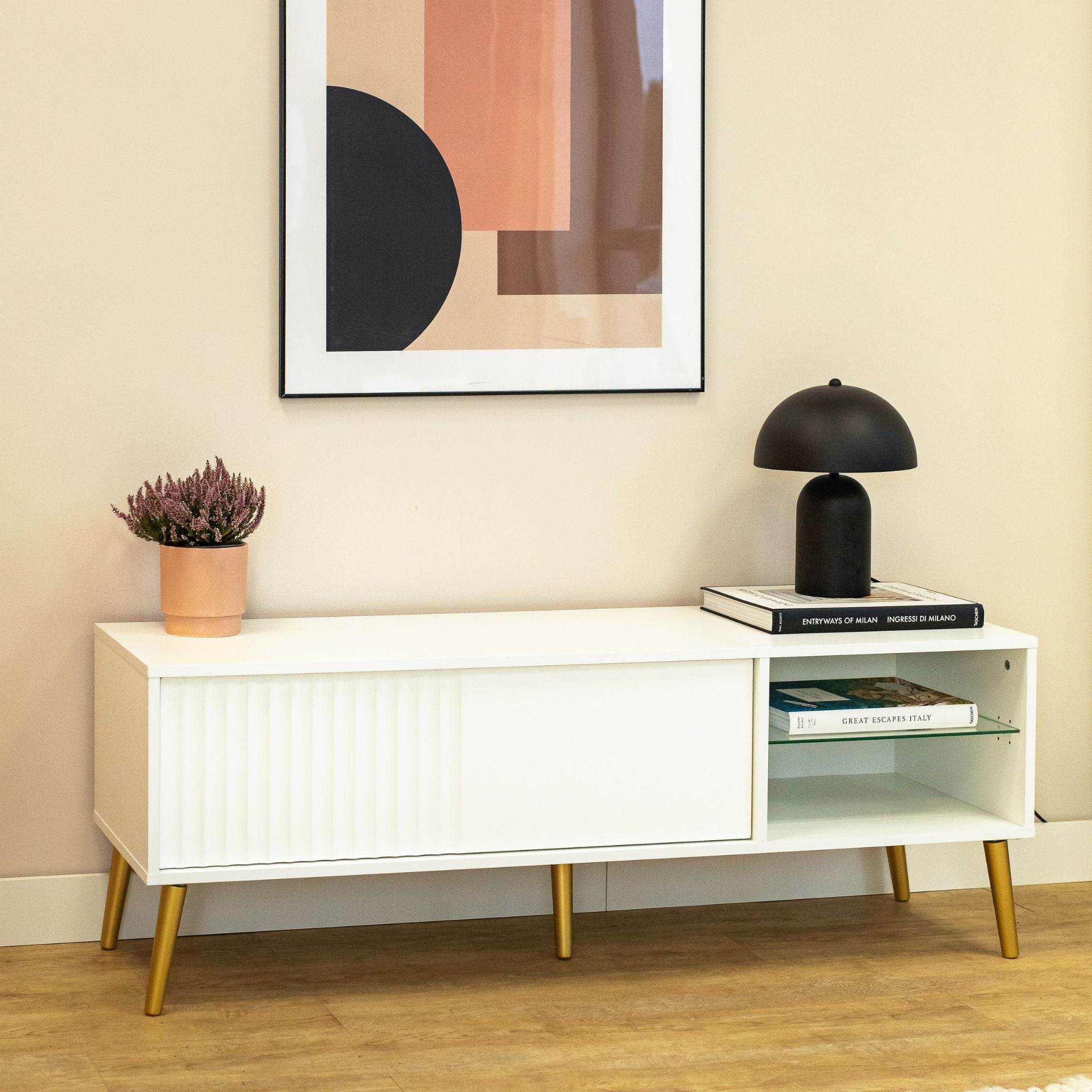Balta Barcelona 135 TV staliukas minimalistiniame svetainės interjere