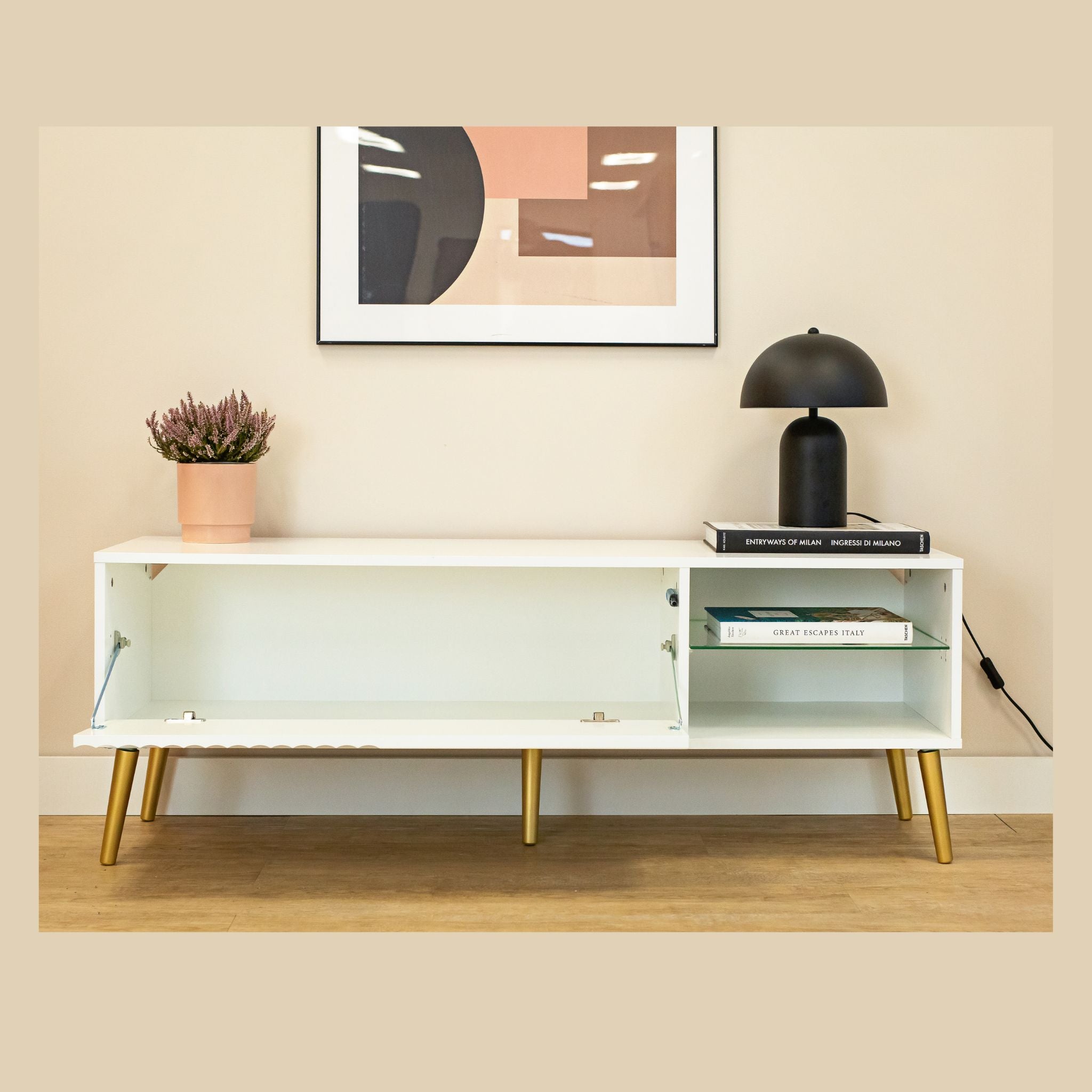 Balta Barcelona 135 TV staliukas su stikline lentyna ir atverčiamomis durelėmis