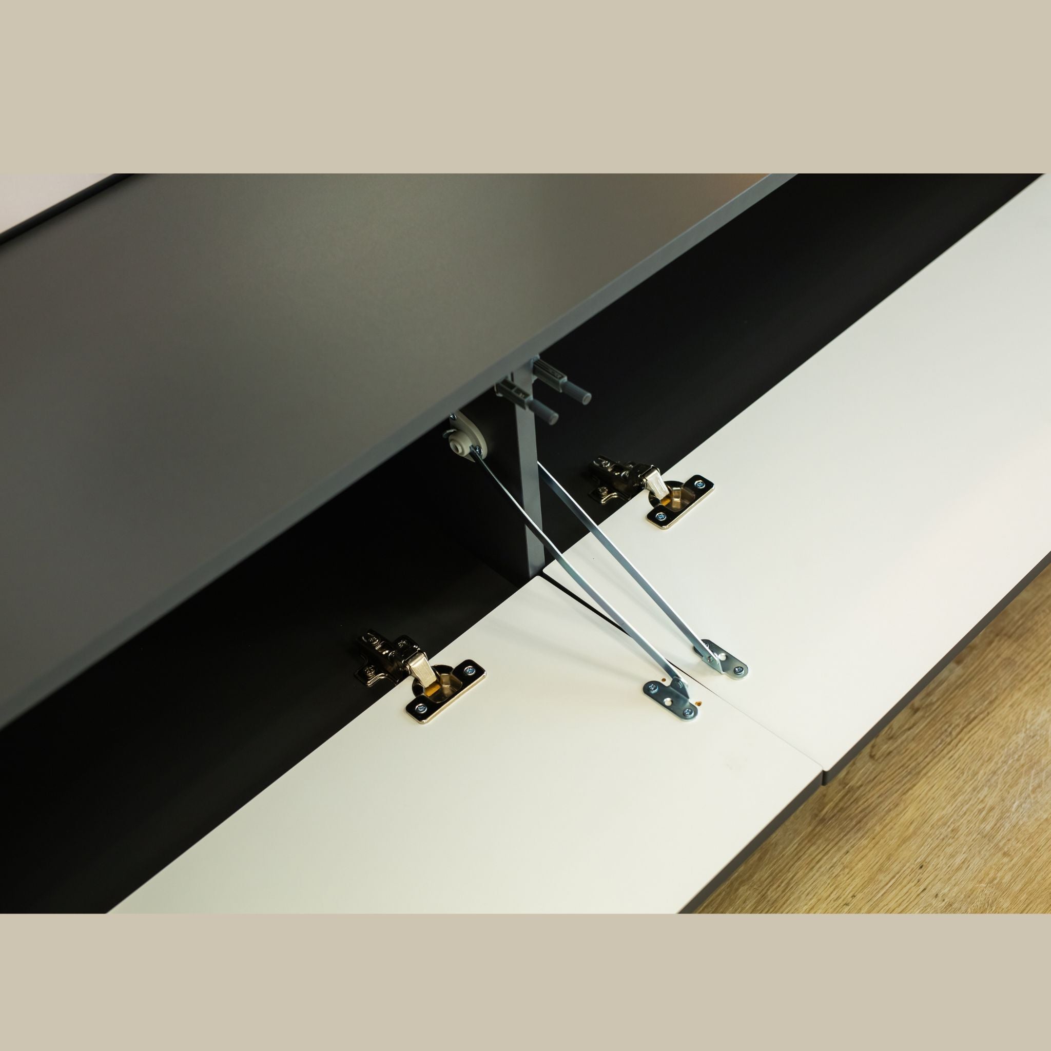 Antracito spalvos Barcelona 180 TV staliukas – atverčiamų durelių detalės su metaliniais lankstais