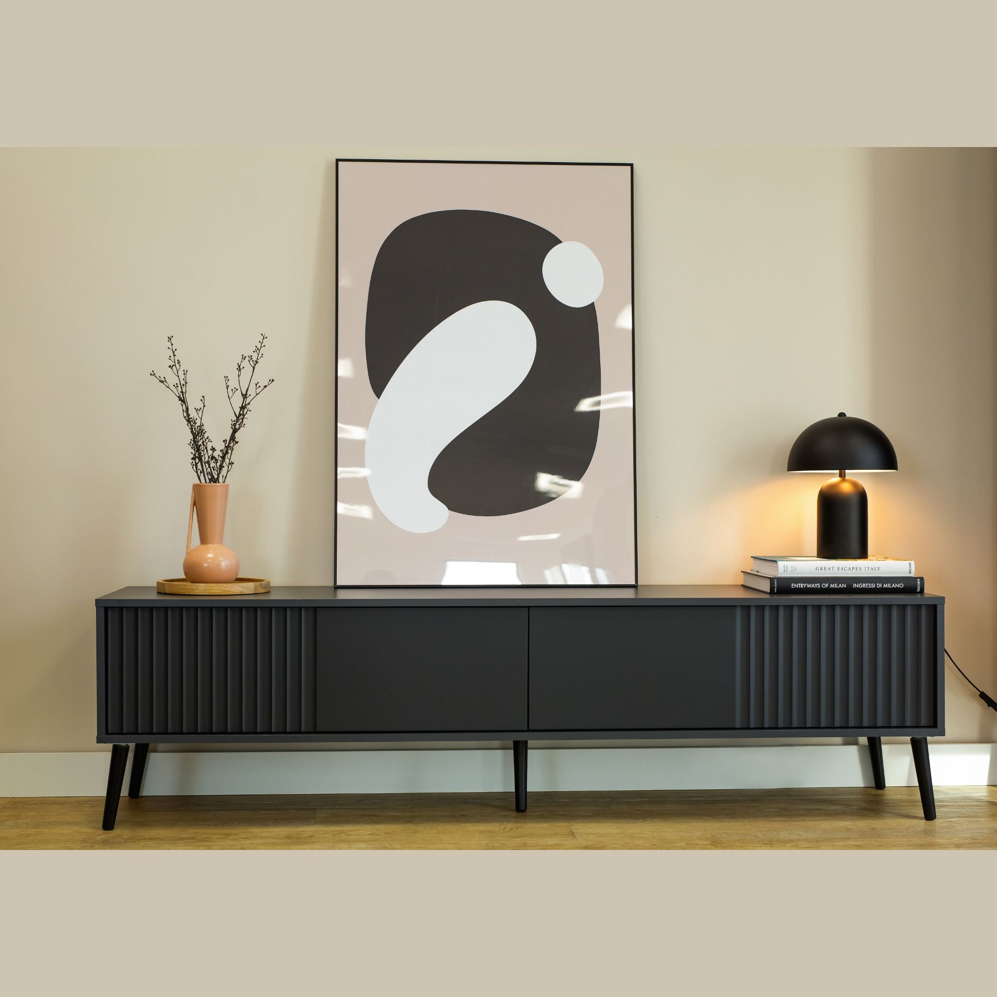 Antracito spalvos Barcelona 180 TV staliukas moderniame svetainės interjere su dekoratyviniais elementais