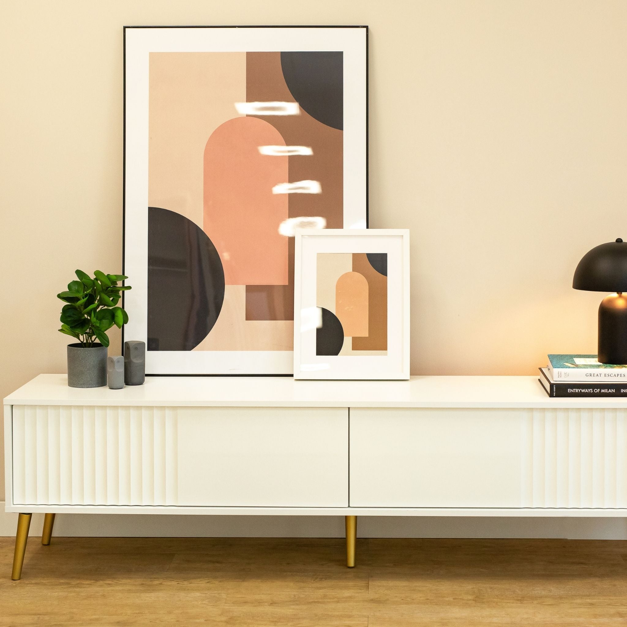 Balta Barcelona 180 TV staliukas moderniame svetainės interjere su dekoratyviniais elementais