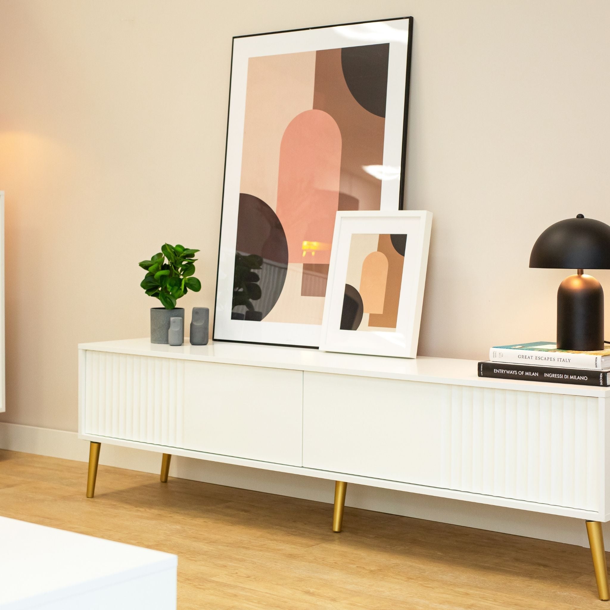 Balta Barcelona 180 TV staliukas šoninis vaizdas su auksinėmis kojomis