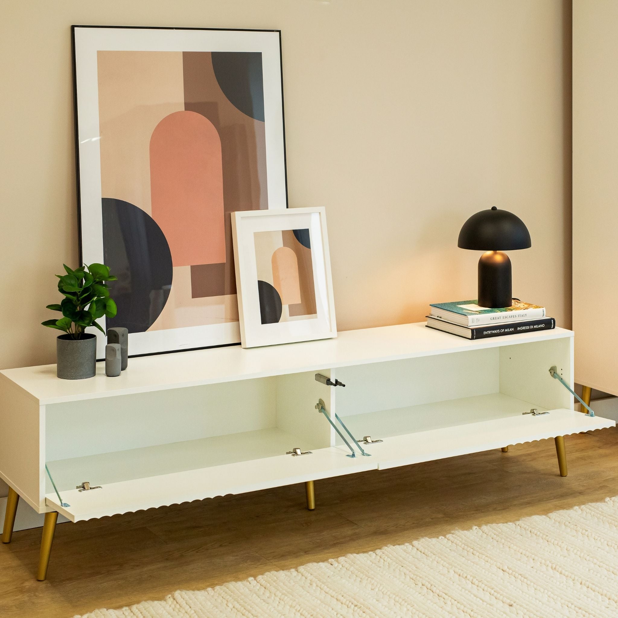 Balta Barcelona 180 TV staliukas su atverčiamomis durelėmis atidarytame vaizde