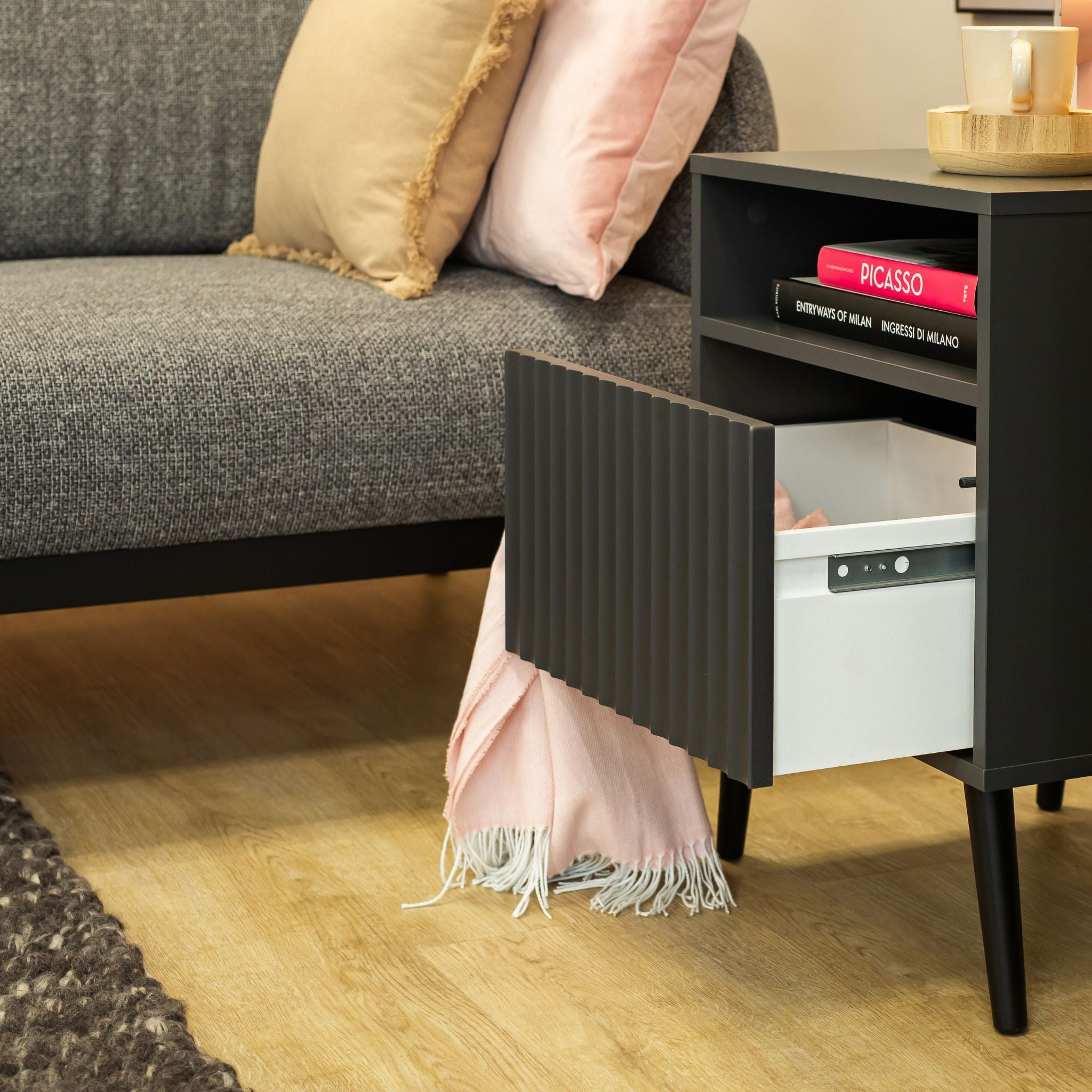 Antracito spalvos Barcelona naktinis staliukas su atidarytu stalčiumi, moderniai įrengtame kambaryje