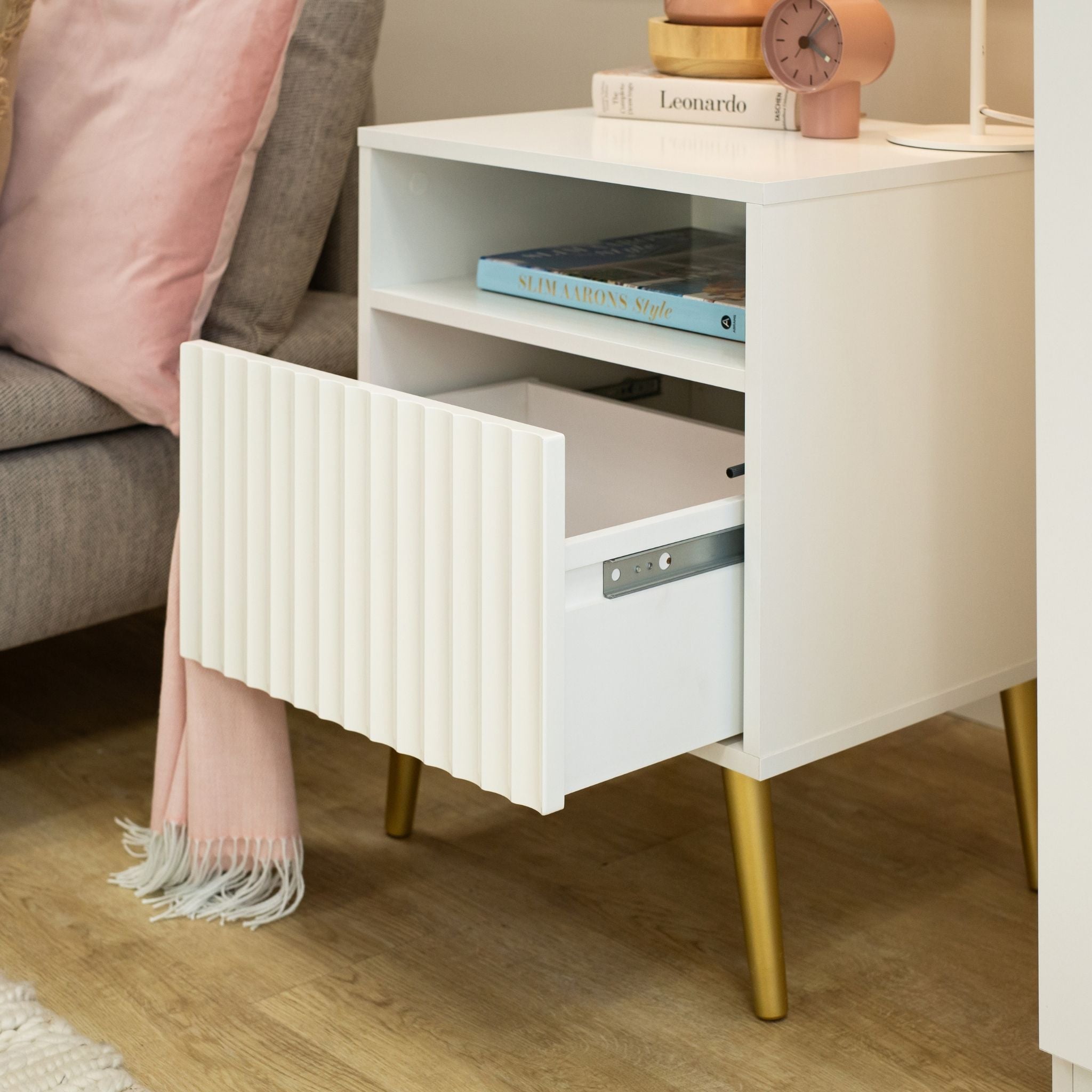 Baltas Barcelona naktinis staliukas su atidarytu stalčiumi, moderniai įrengtame kambaryje